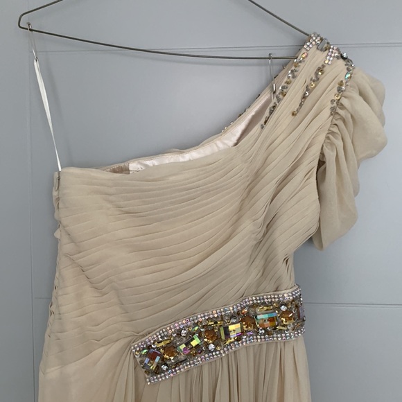 Well groomed gown - Picture 10 of 12